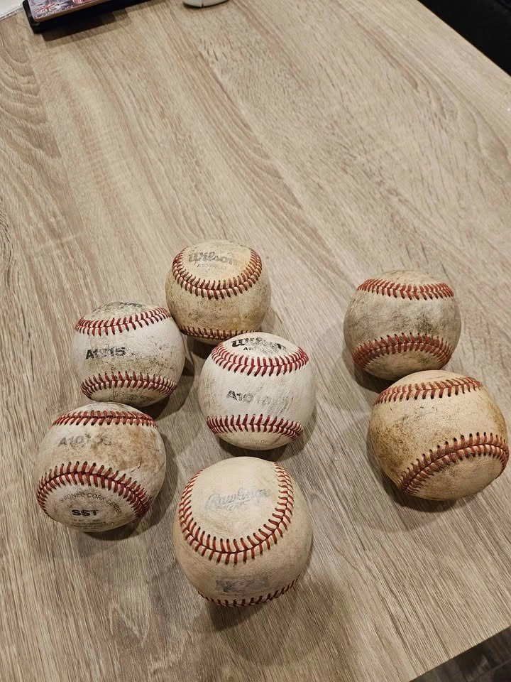 Huge Baseball Lot! 29 Practice Balls + 5 Vintage Yankees Souveni - photo 4