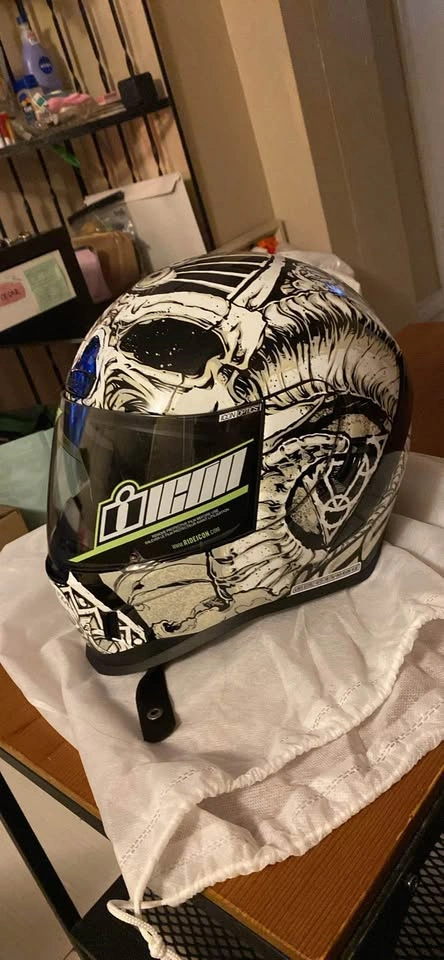 MOVING SALE!!! NEVER USED Icon Airform Sacrosanct Helmet - photo 2