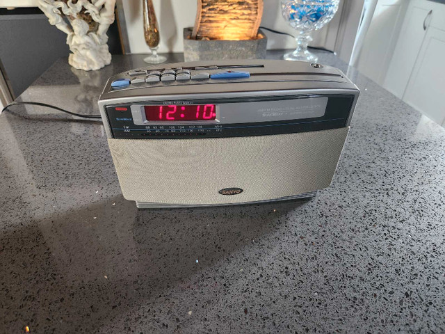 Vintage Sanyo Alarm Clock - photo 2