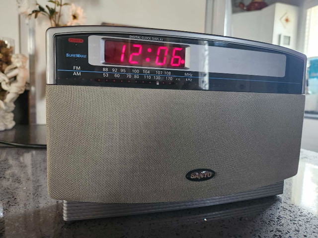 Vintage Sanyo Alarm Clock - photo 3