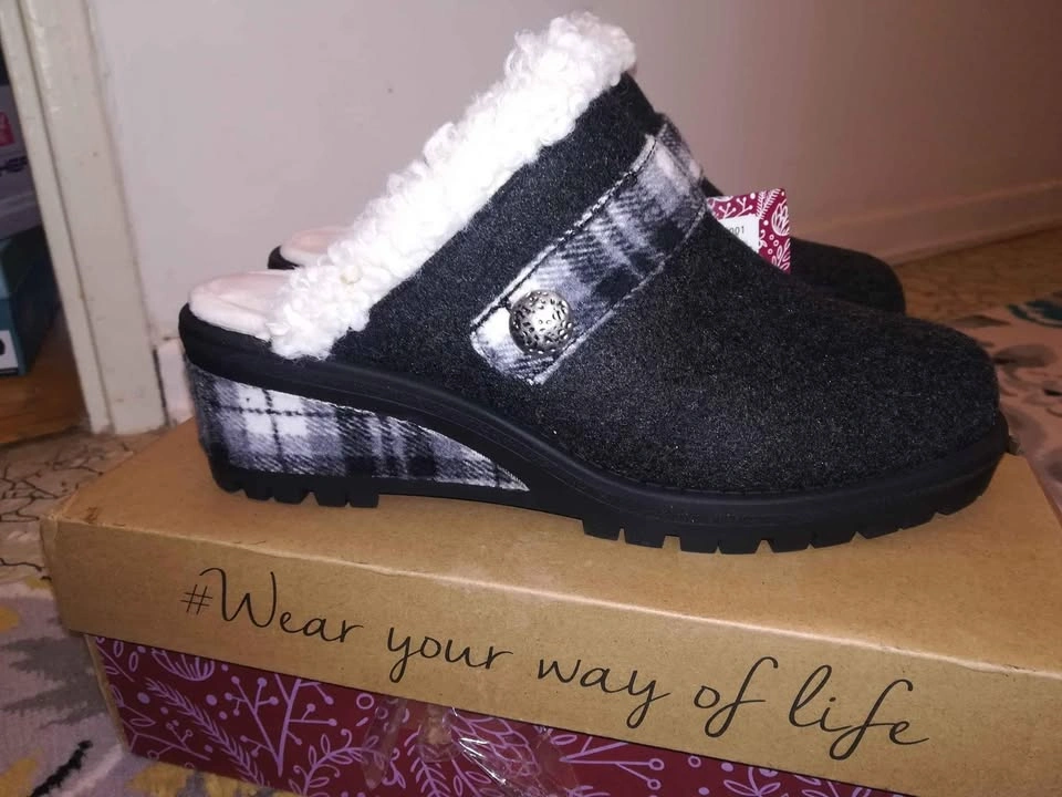 NEW in Box Women's Muk Luks Clogs, Black, Size 9 - photo 2