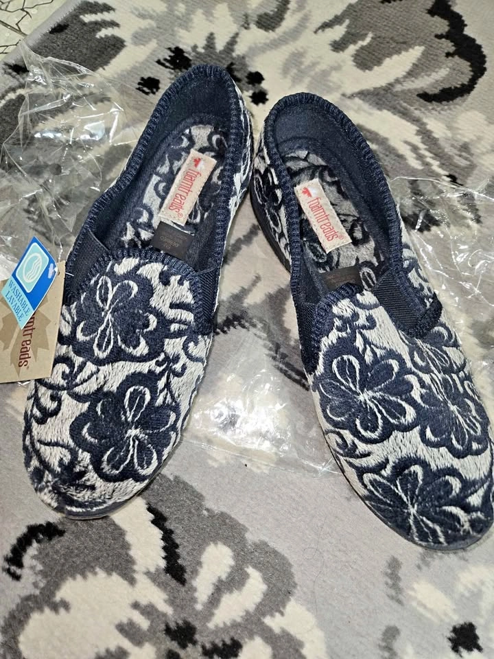 NEW Women's Foamtreads Slippers, Size 6
