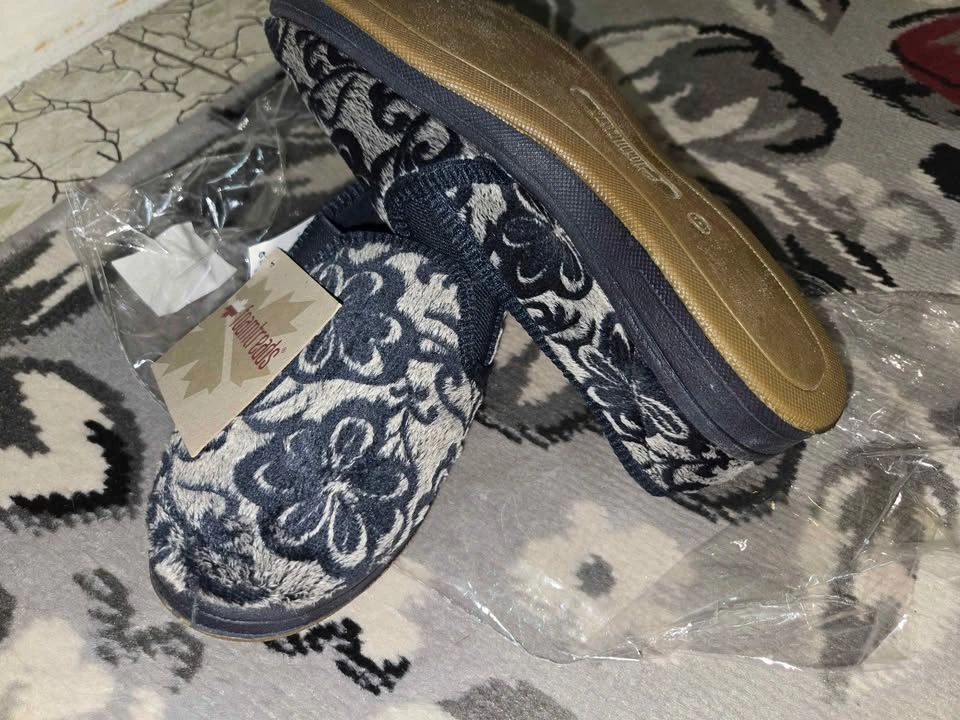 NEW Women's Foamtreads Slippers, Size 6 - photo 4