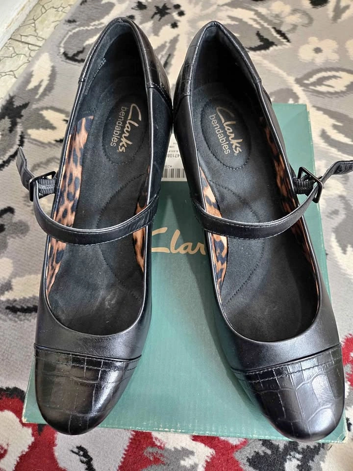 Like New Clarks Bendables Black Mary Jane Heels, Size 8.5