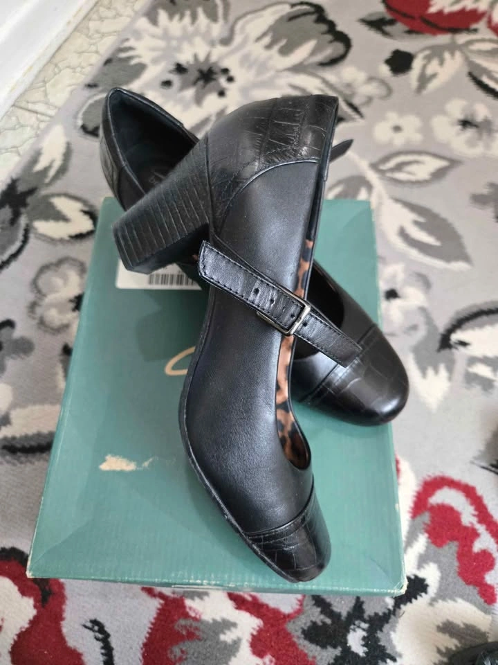 Like New Clarks Bendables Black Mary Jane Heels, Size 8.5 - photo 2