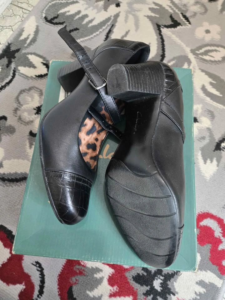 Like New Clarks Bendables Black Mary Jane Heels, Size 8.5 - photo 3
