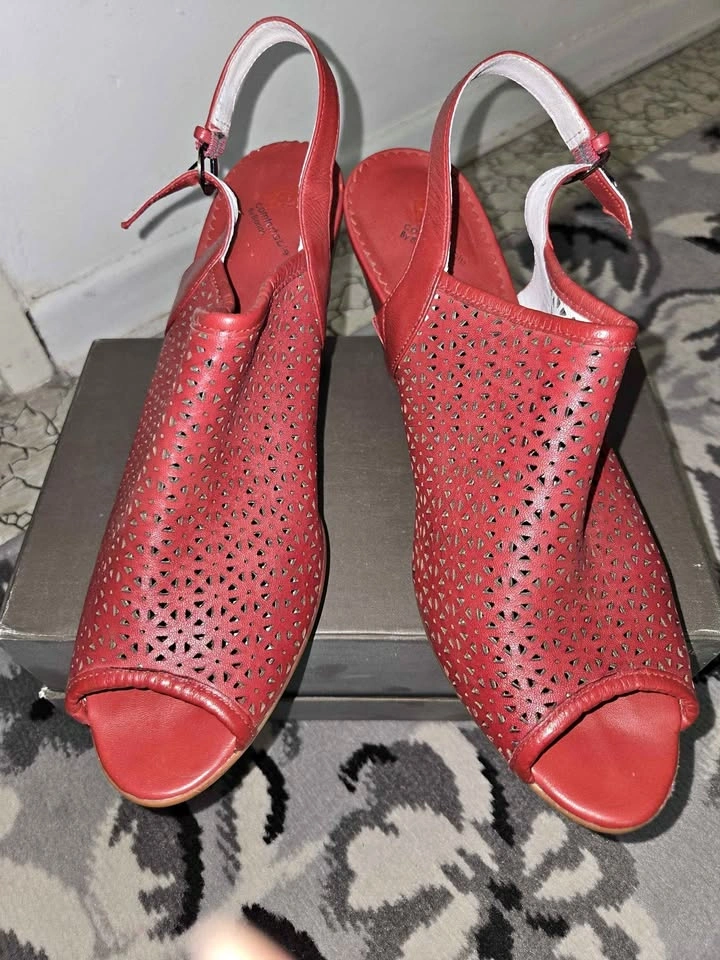 LIKE NEW Women's shoes, dark red, size 10