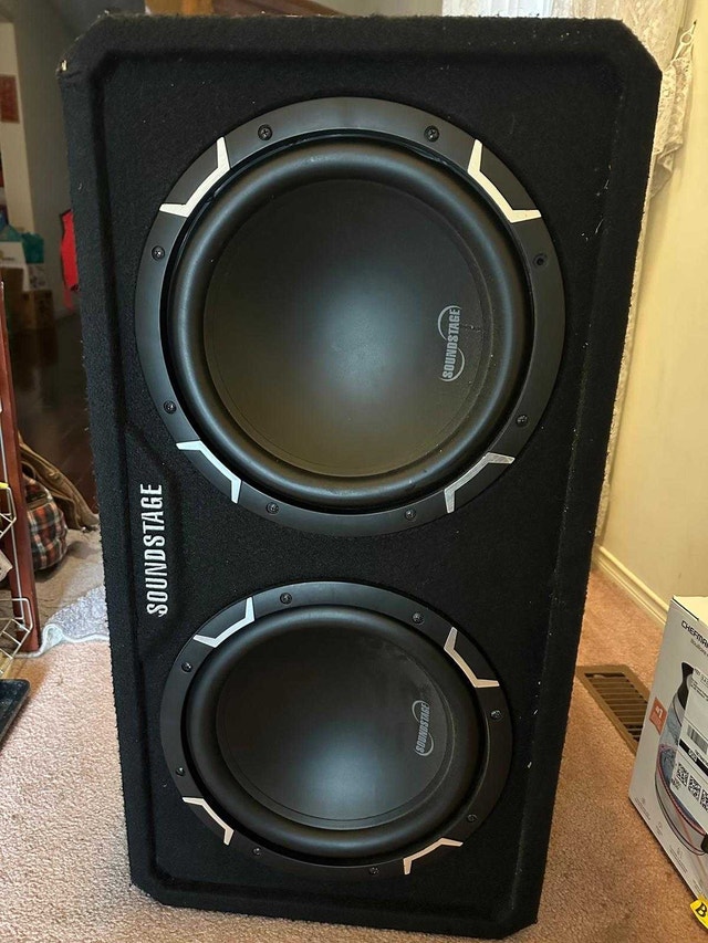 SSBA212 Soundstage dual 12 in great condition works good