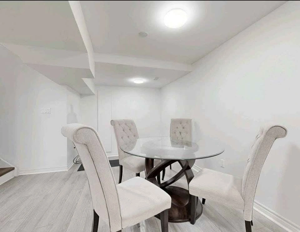 Monarch 1749 Round Dining Set
