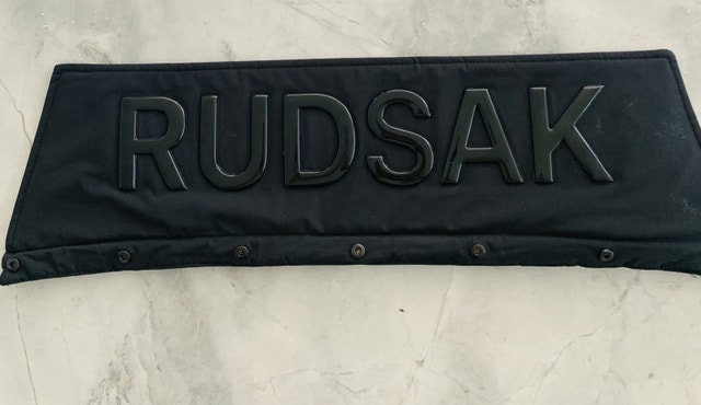 RUDSAK Collar snap on black