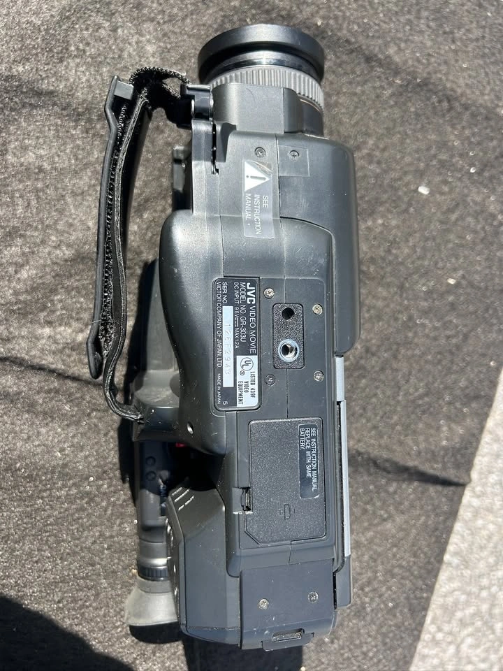 Vintage JVC VideoMovie GR-303 VHS-C Camcorder + Case - photo 2