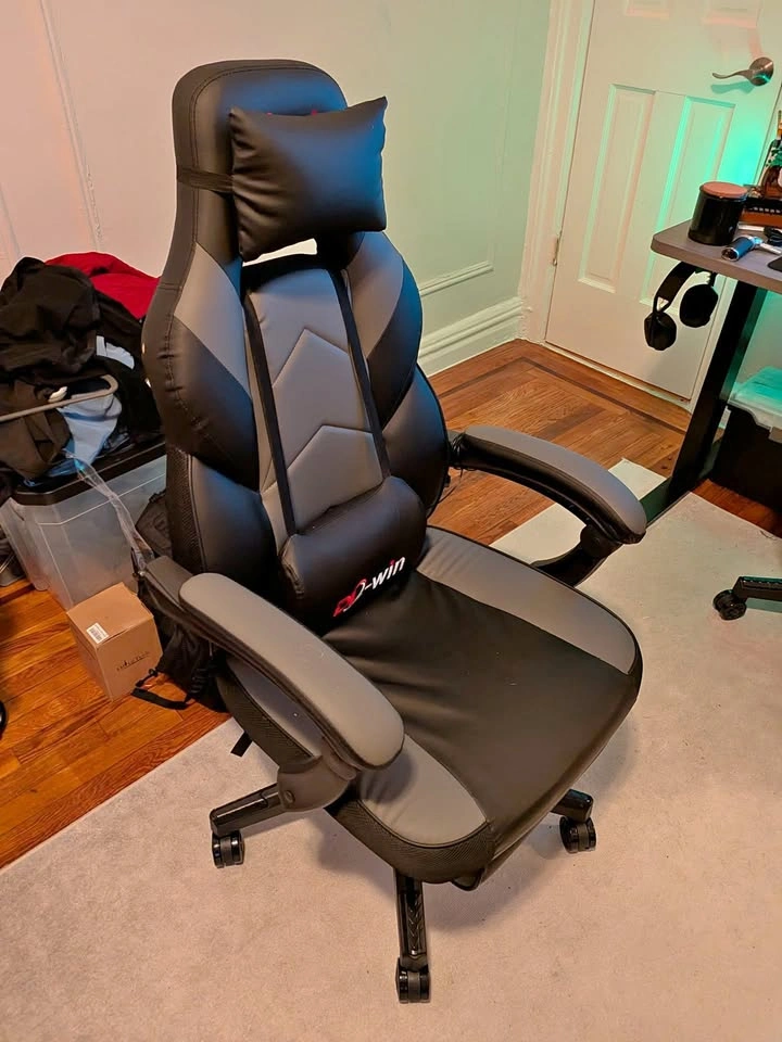 Ergonomic Gaming Chair with Footrest