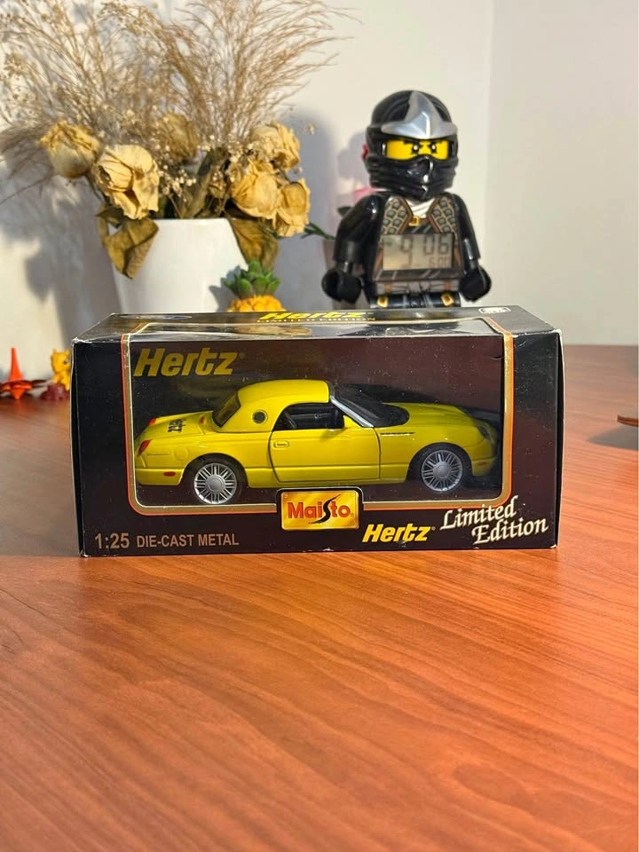 Maisto 1:25 Hertz Limited Edition Die-Cast Model