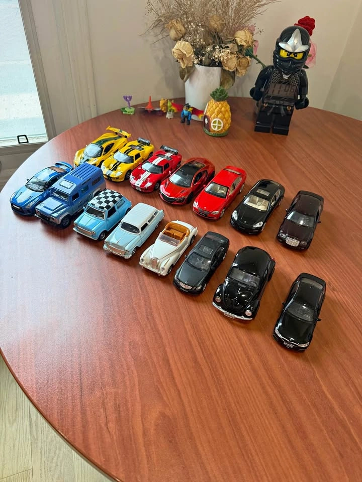 Lot of 15 1/32 and 1/43 scale die cast toy cars