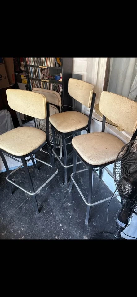 Vintage Curved Bar Cabinet with 3 Bar Stools - photo 3