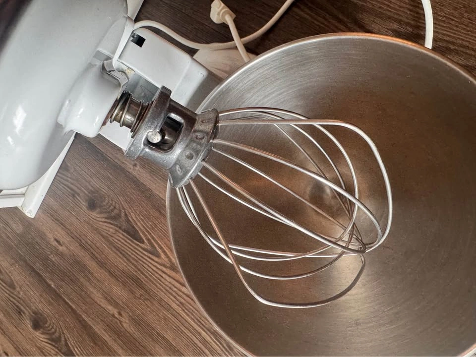 KitchenAid Classic Plus 4.5qt Mixer w/ Bowl & 3 Attachments - Ex - photo 2
