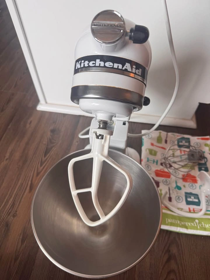 KitchenAid Classic Plus 4.5qt Mixer w/ Bowl & 3 Attachments - Ex - photo 3