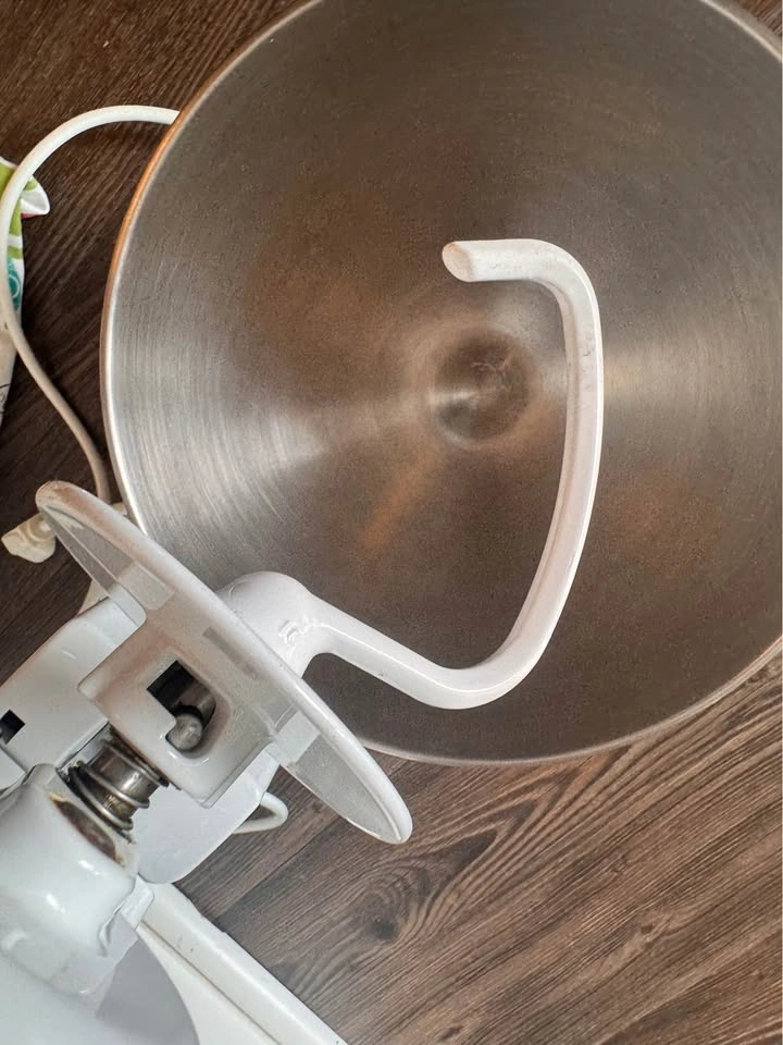 KitchenAid Classic Plus 4.5qt Mixer w/ Bowl & 3 Attachments - Ex - photo 4
