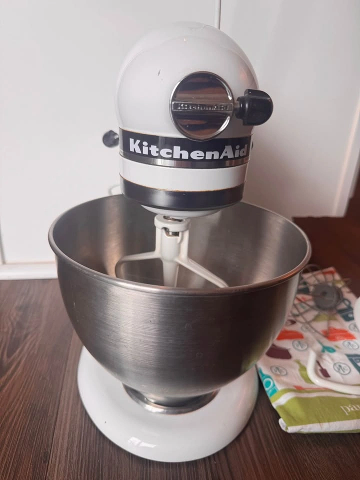KitchenAid Classic Plus 4.5qt Mixer w/ Bowl & 3 Attachments - Ex - photo 5