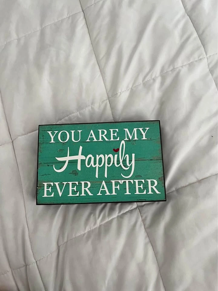 Wooden wall plaque. GORGEOUS GREEN COLOR. Des Plaines. Super cut