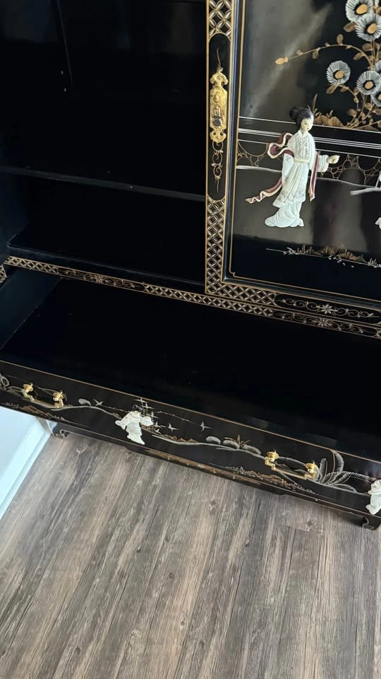 Elegant Asian Lacquer Cabinet with Mother-of-Pearl Inlay - photo 5