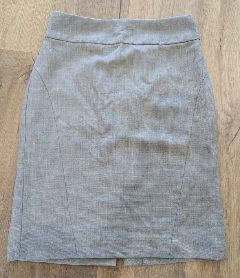 Banana Republic Neutral Pencil Skirt | Tailored Workwear - photo 2