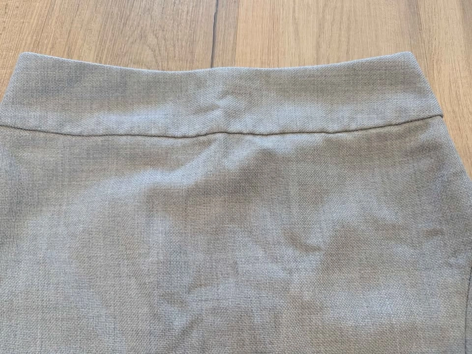 Banana Republic Neutral Pencil Skirt | Tailored Workwear - photo 3