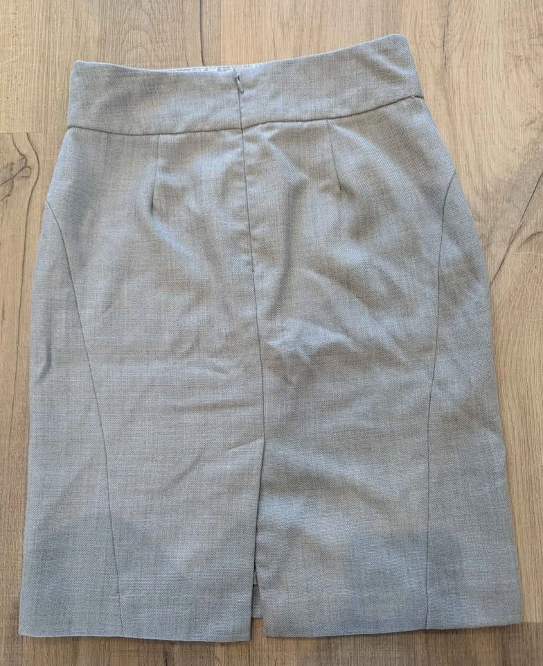 Banana Republic Neutral Pencil Skirt | Tailored Workwear - photo 5