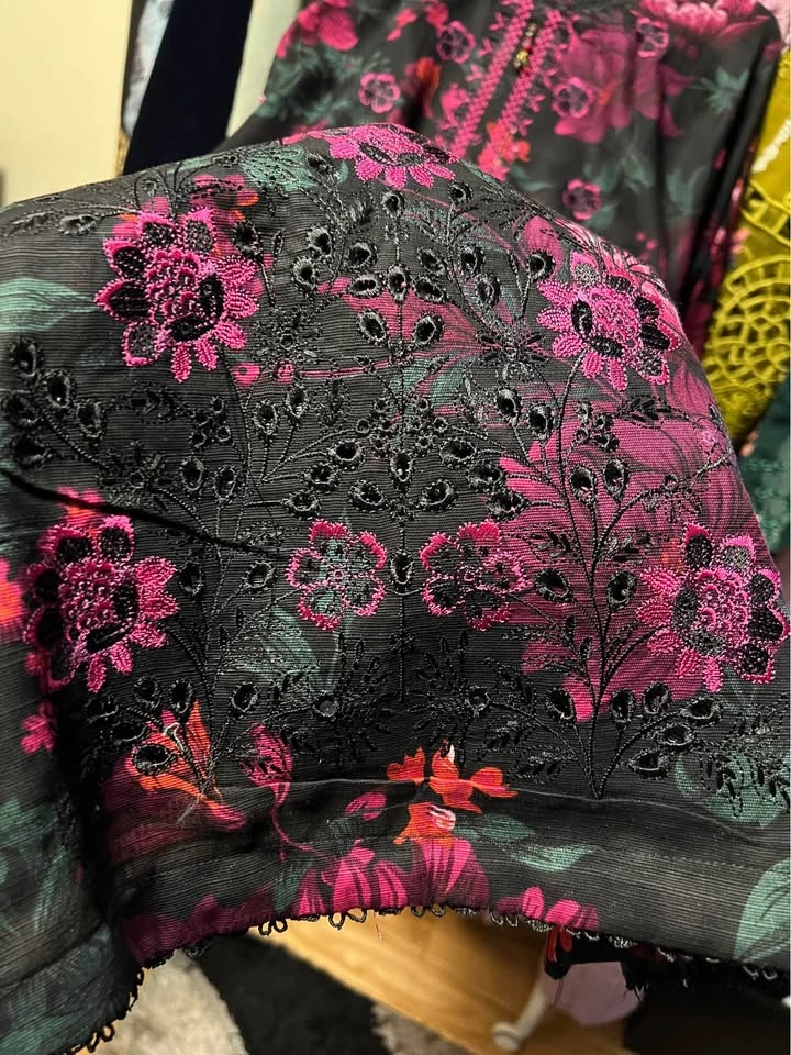 Beautiful Embroidered light khadder 3 pcs suit - photo 3