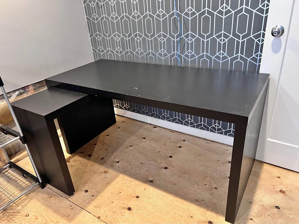 Black Extendable Desk