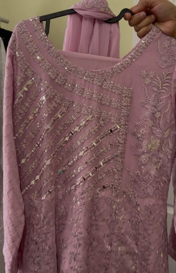 Beautiful soft chiffon embroidered 3pcs flaired Anarkali frock - photo 2
