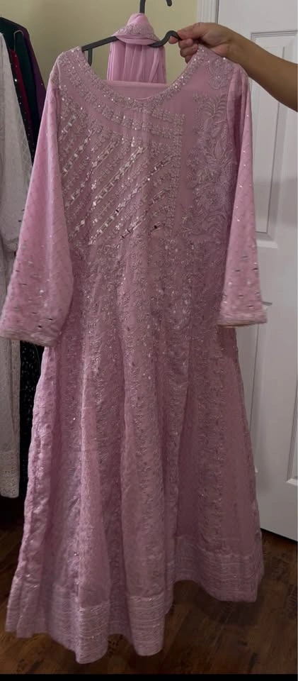Beautiful soft chiffon embroidered 3pcs flaired Anarkali frock - photo 3