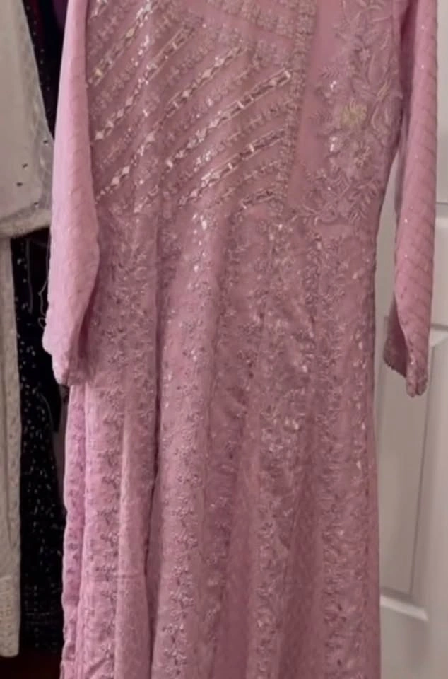 Beautiful soft chiffon embroidered 3pcs flaired Anarkali frock - photo 4