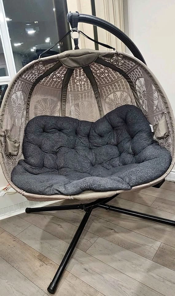 Beautiful 2-seater hanging egg chair with sturdy stand