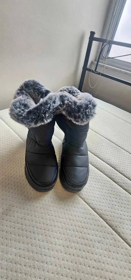 Black Winter Boots with Faux Fur Trim
