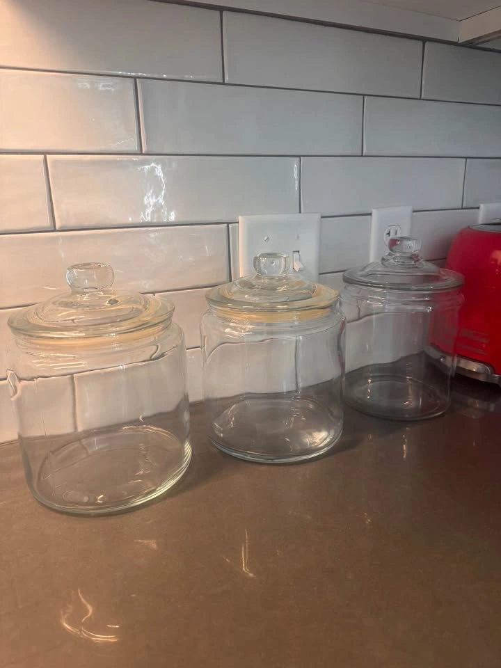 3 GLASS STORAGE JARS WITH LIDS - photo 3