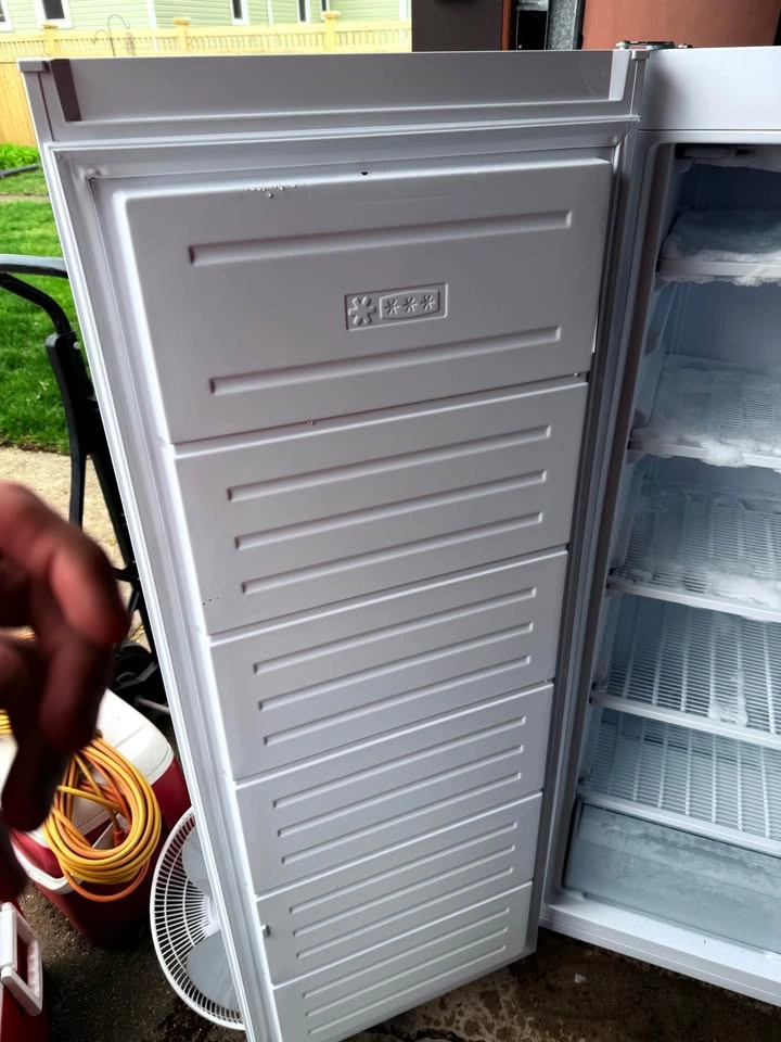 Whirlpool 21 cu ft Upright Freezer - photo 2