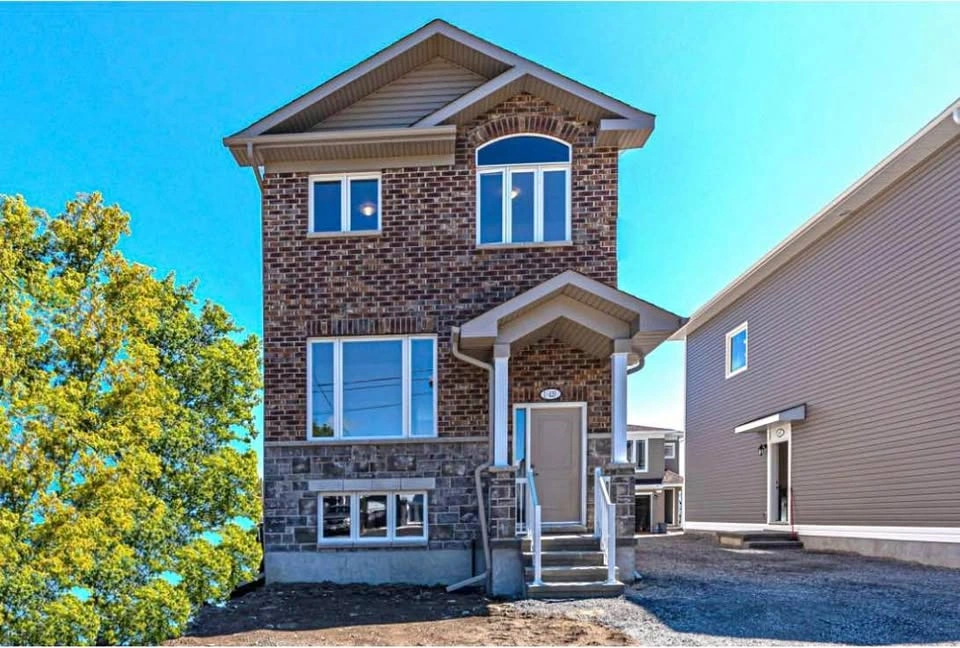 3 Beds 2.5 Baths - Townhouse