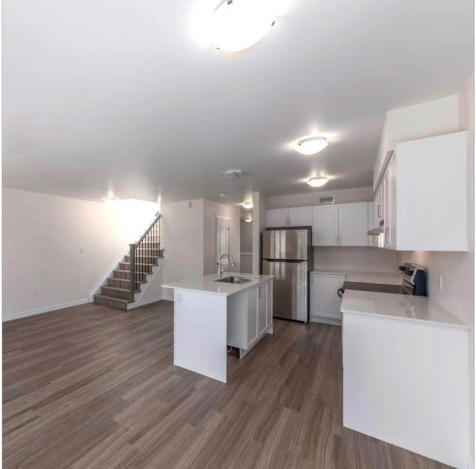 3 Beds 2.5 Baths - Townhouse - photo 3