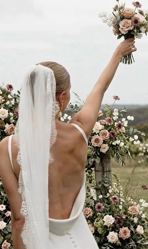 Lace Fingertip Veil Soft White / Ivory