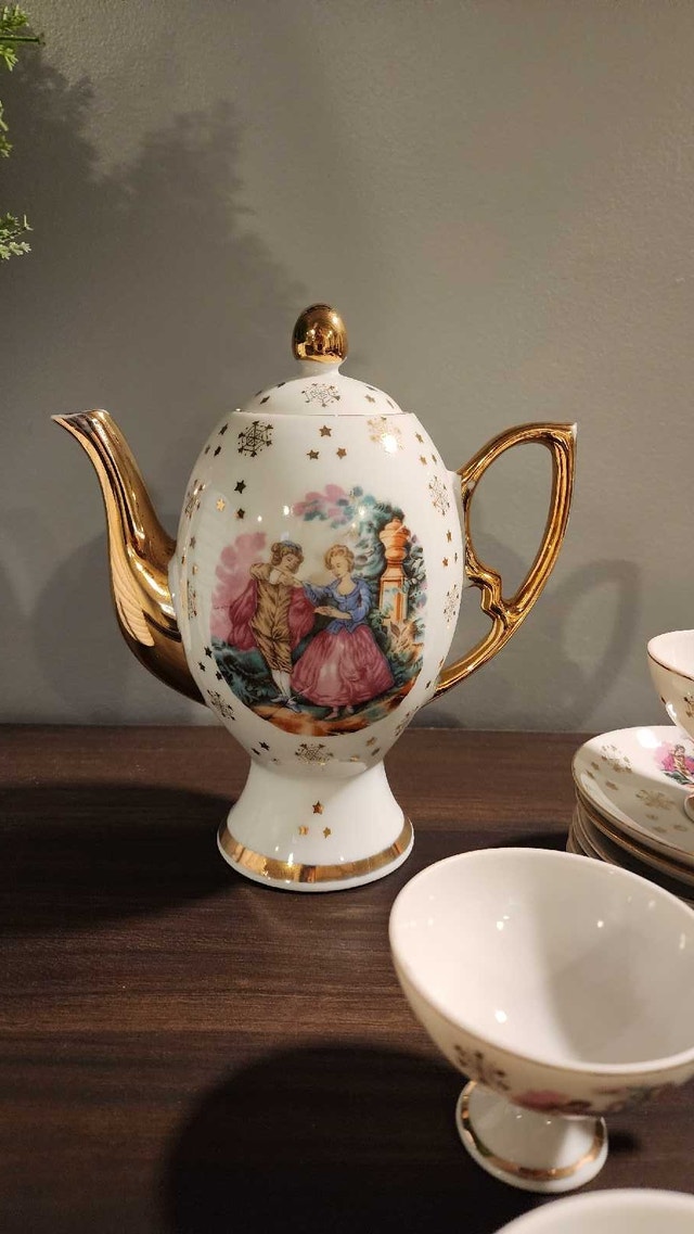 Vintage espresso cups with Pot