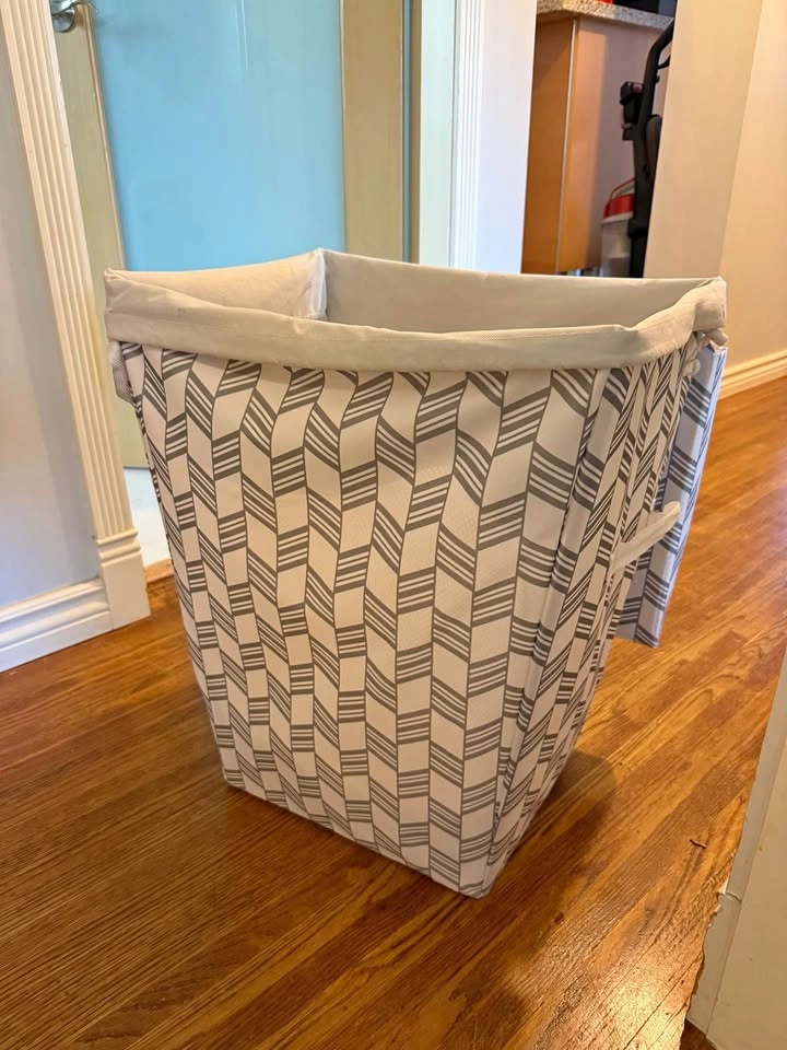 Laundry hamper with lid