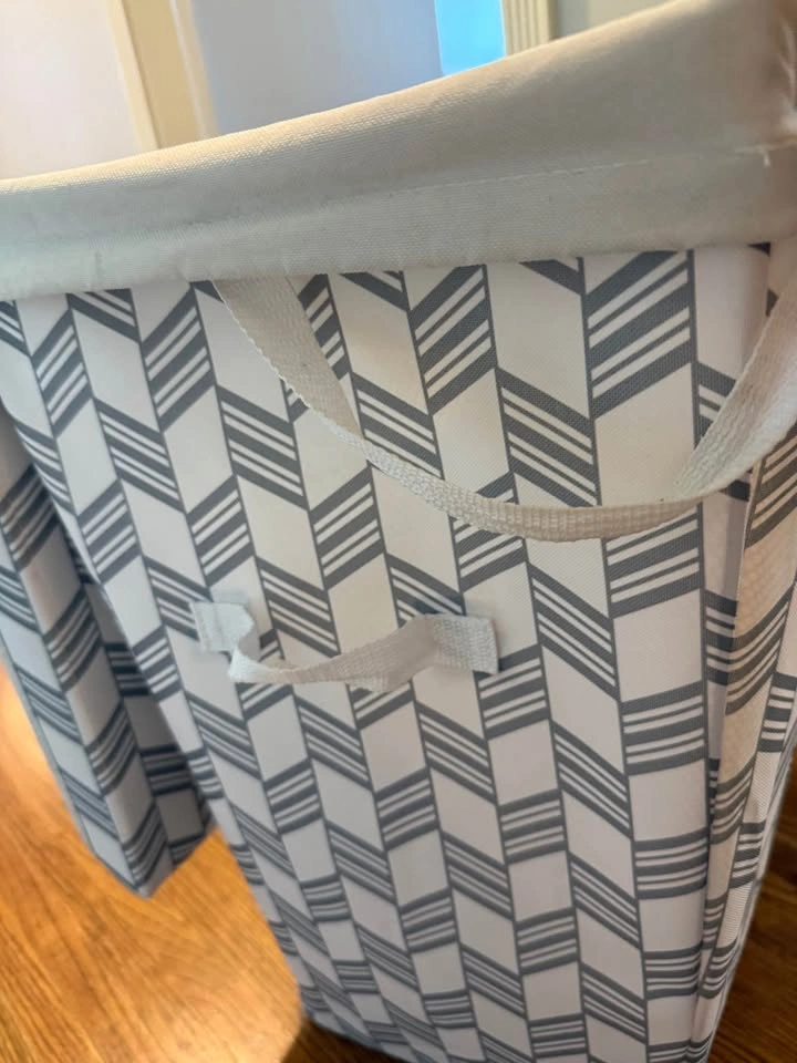 Laundry hamper with lid - photo 3