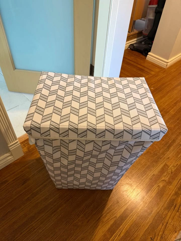 Laundry hamper with lid - photo 4