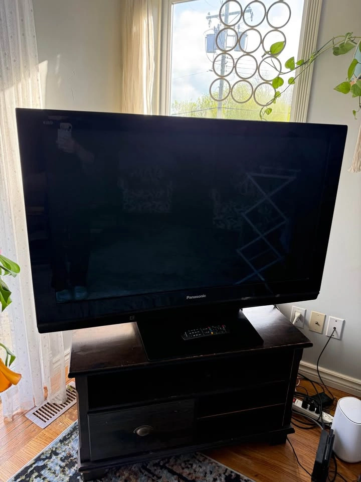 45 inch Panasonic TV - photo 2