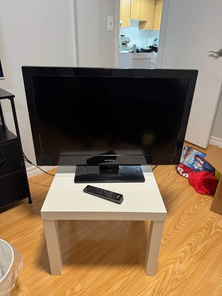 Insignia 32" LCD TV NS-32E570A11 - photo 3
