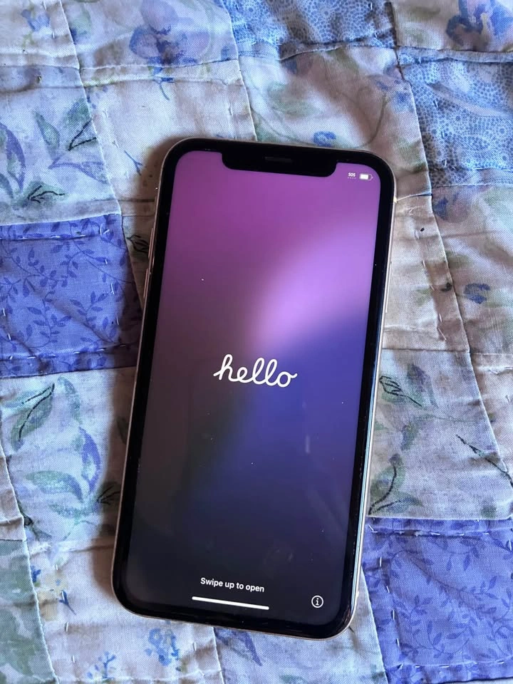 iPhone XR Yellow - photo 2