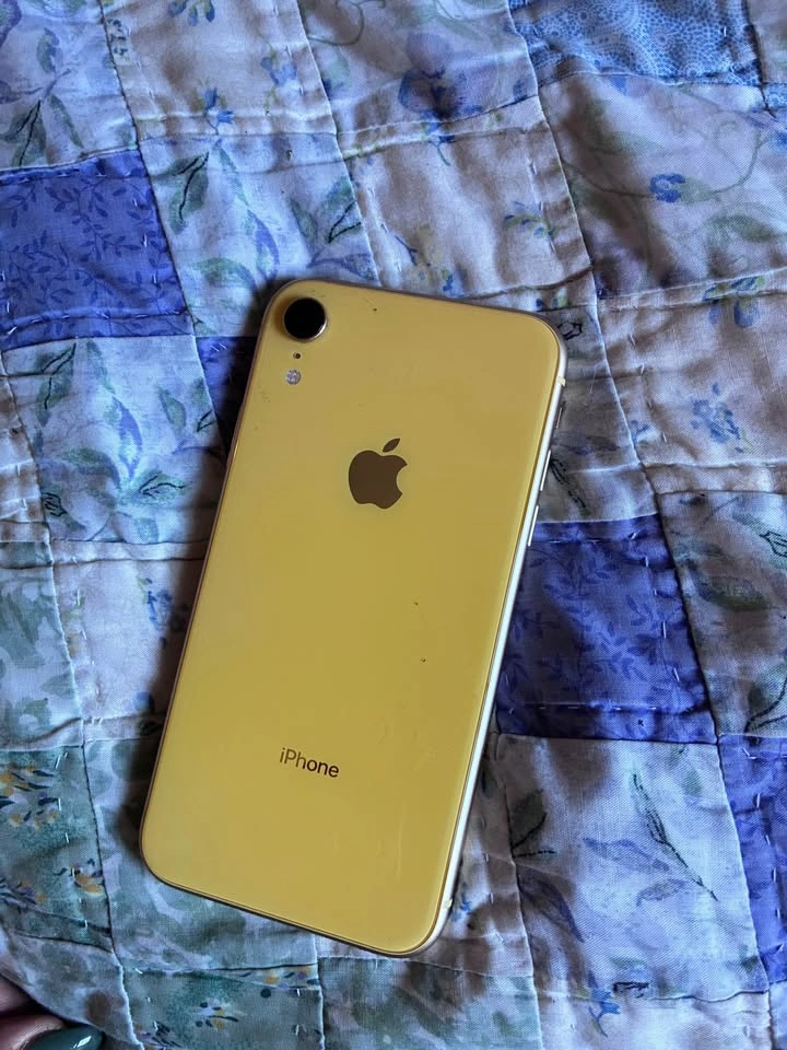 iPhone XR Yellow - photo 3