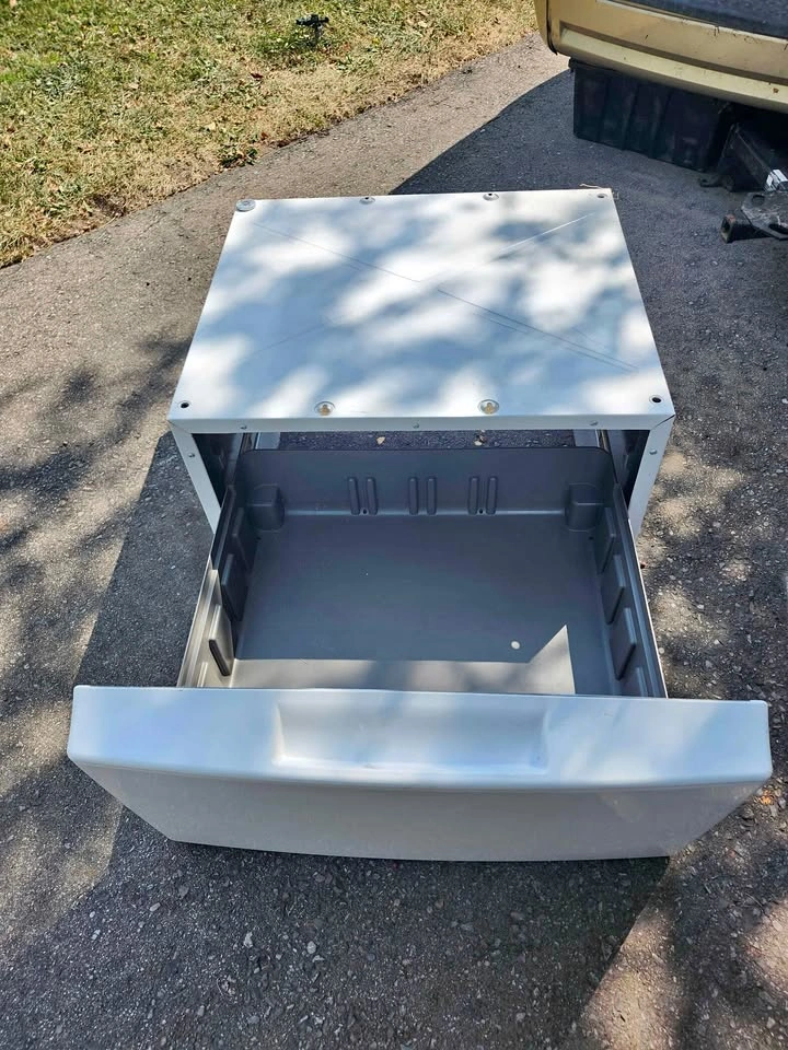 Dryer or washing machine stand / drawer