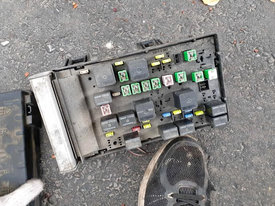Fuse box/ tipm dodge caravan